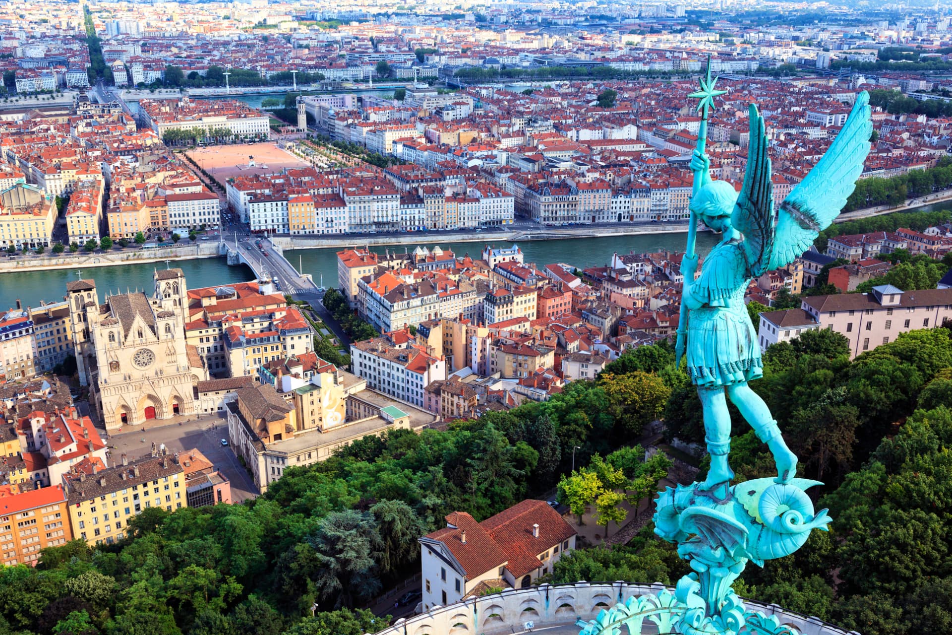 Vue panoramique de Lyon et de la basilique de Fourvière — Volta 69, électricien à Lyon 3